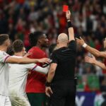 Tense rodekaartsituatie tijdens een internationale voetbalwedstrijd van Portugal.