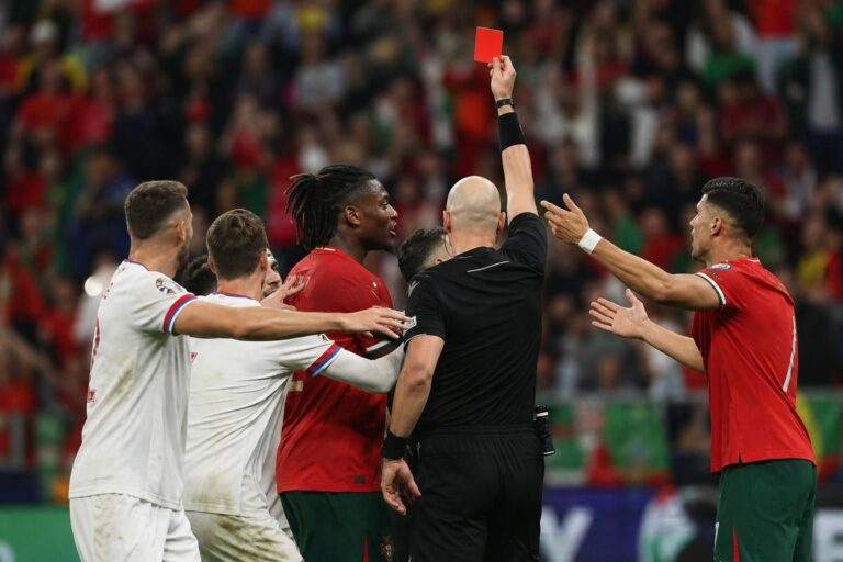 Tense rodekaartsituatie tijdens een internationale voetbalwedstrijd van Portugal.