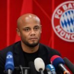 Vincent Kompany tijdens een gefocust persmoment bij Bayern München.