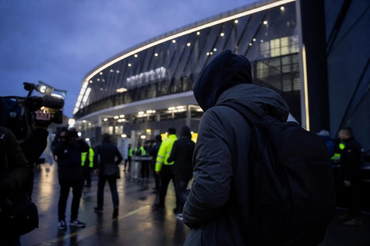Transfercontext rond Juventus met een gespannen aankomstsfeer aan een stadion zonder herkenbare gezichten