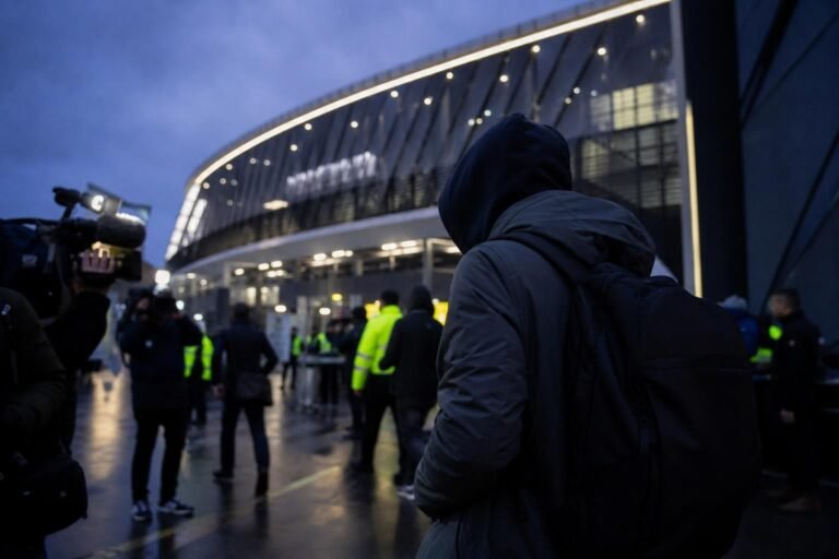 Transfercontext rond Juventus met een gespannen aankomstsfeer aan een stadion zonder herkenbare gezichten
