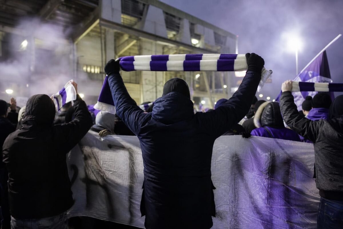 Supporters van RSC Anderlecht in een gespannen protestsfeer rond het stadion