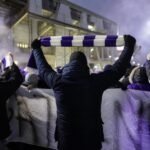 Supporters van RSC Anderlecht in een gespannen protestsfeer rond het stadion