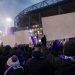 Supporters van RSC Anderlecht tijdens een gespannen protestmoment rond Lotto Park