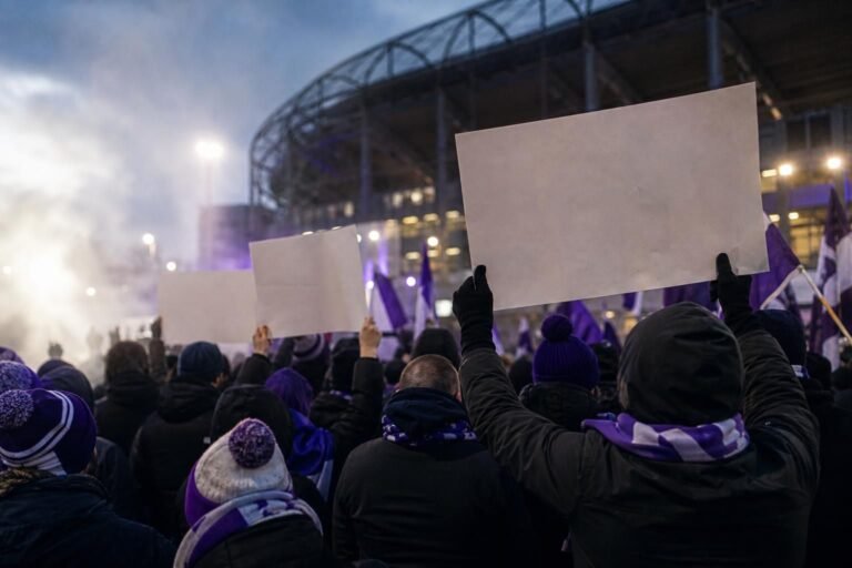 Supporters van RSC Anderlecht tijdens een gespannen protestmoment rond Lotto Park