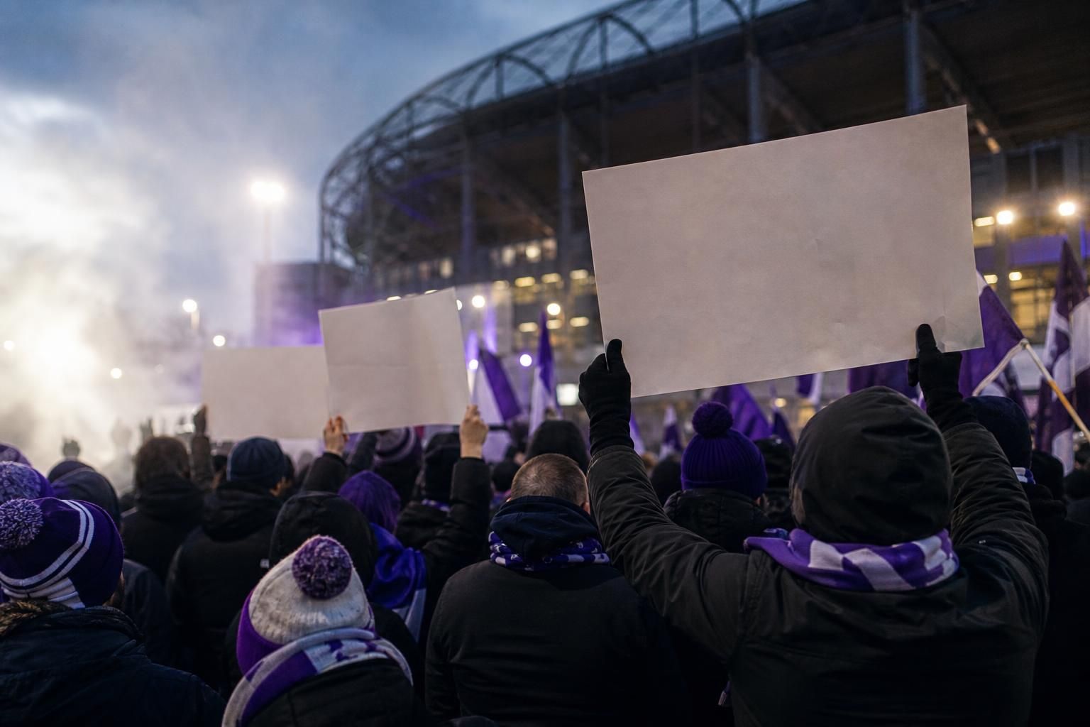 Supporters van RSC Anderlecht tijdens een gespannen protestmoment rond Lotto Park