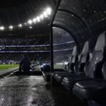 Sfeerbeeld van een gespannen stadionavond rond Tottenham Hotspur na een zware degradatiestrijd.