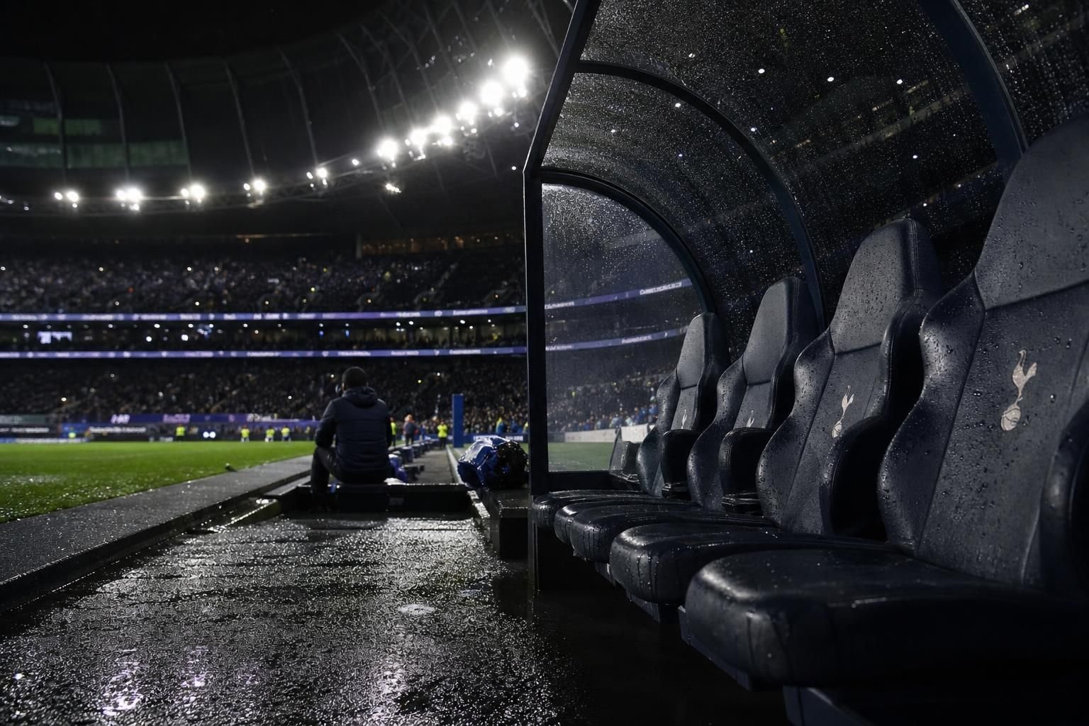 Sfeerbeeld van een gespannen stadionavond rond Tottenham Hotspur na een zware degradatiestrijd.
