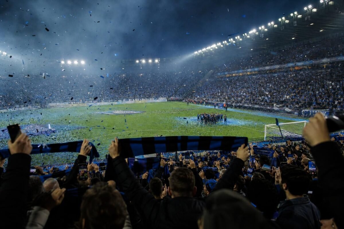 Club Brugge viert de landstitel terwijl een drukke transferzomer boven de kampioenenkern hangt.