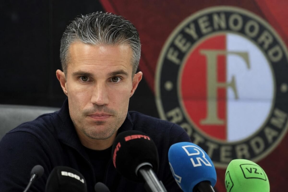 Robin van Persie in een gespannen Feyenoord-context rond zijn mogelijke vertrek als trainer.