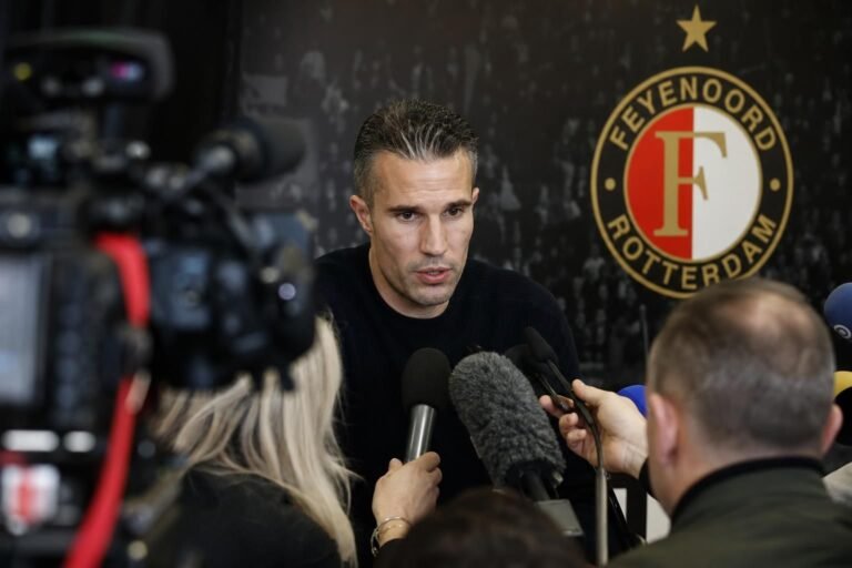 Robin van Persie tijdens een gespannen persmoment bij Feyenoord