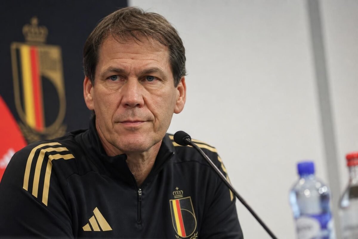 Rudi Garcia in een perscontext bij de Rode Duivels richting het WK.