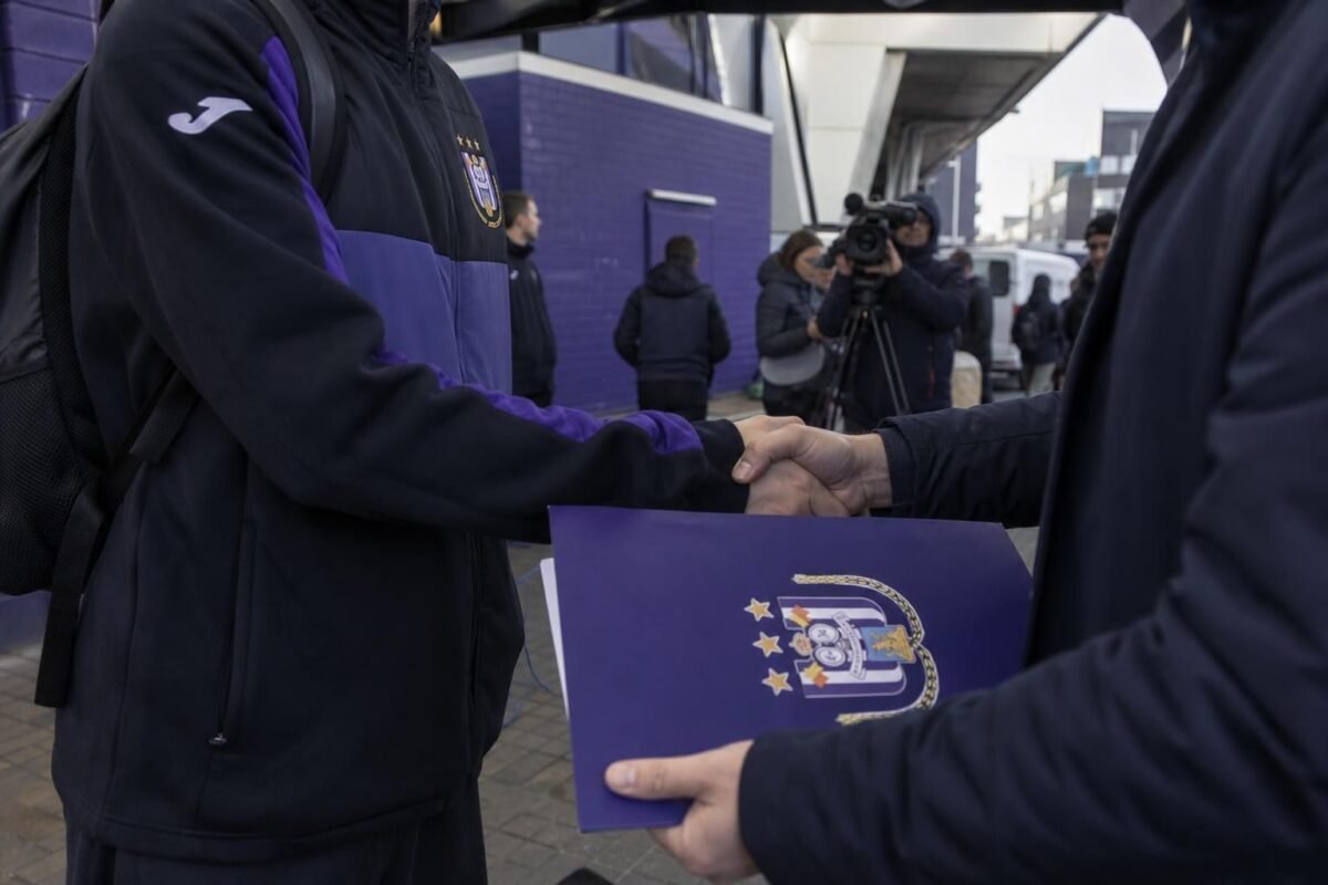 Transfercontext rond RSC Anderlecht met paars-witte clubsfeer zonder herkenbare gezichten