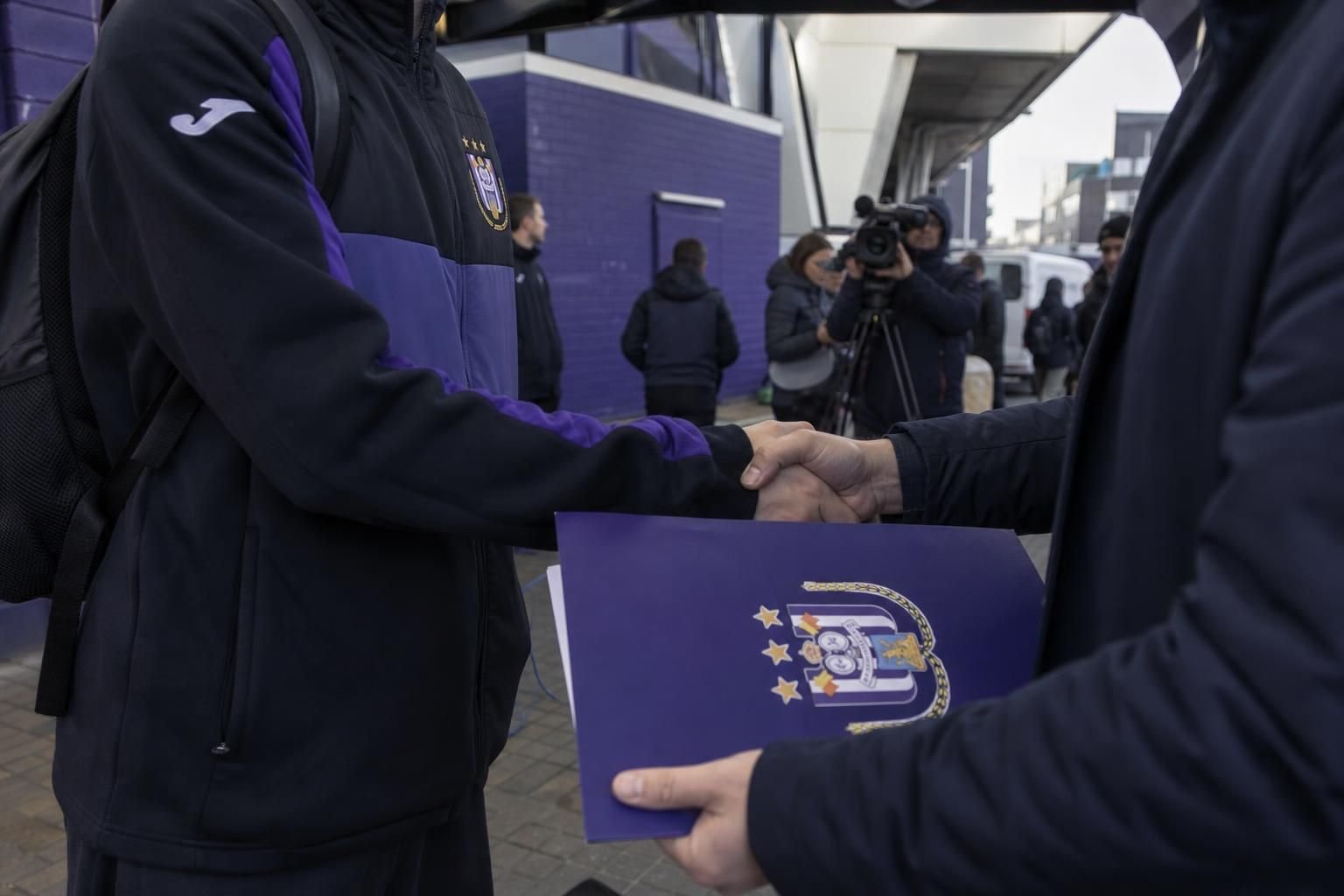 Transfercontext rond RSC Anderlecht met paars-witte clubsfeer zonder herkenbare gezichten