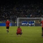 Belgische U17-spelers reageren ontgoocheld na een late penalty tegen Italië