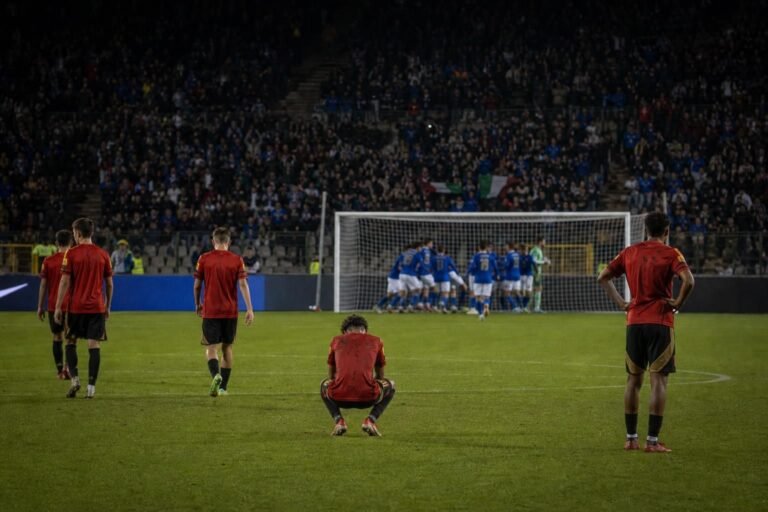 Belgische U17-spelers reageren ontgoocheld na een late penalty tegen Italië