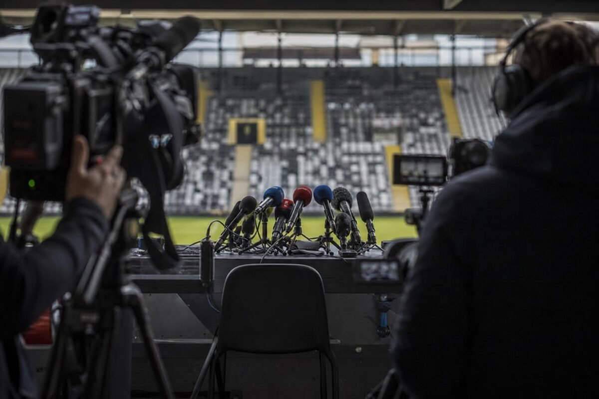 Gespannen voetbalsfeer rond een degradatiedossier in de Challenger Pro League