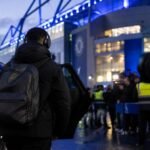 Transfersfeer rond Chelsea met blauwe clubcontext zonder herkenbare gezichten