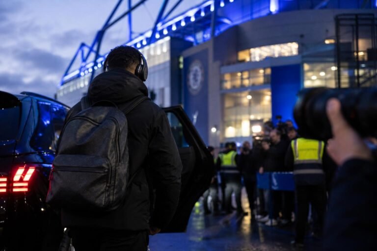 Transfersfeer rond Chelsea met blauwe clubcontext zonder herkenbare gezichten