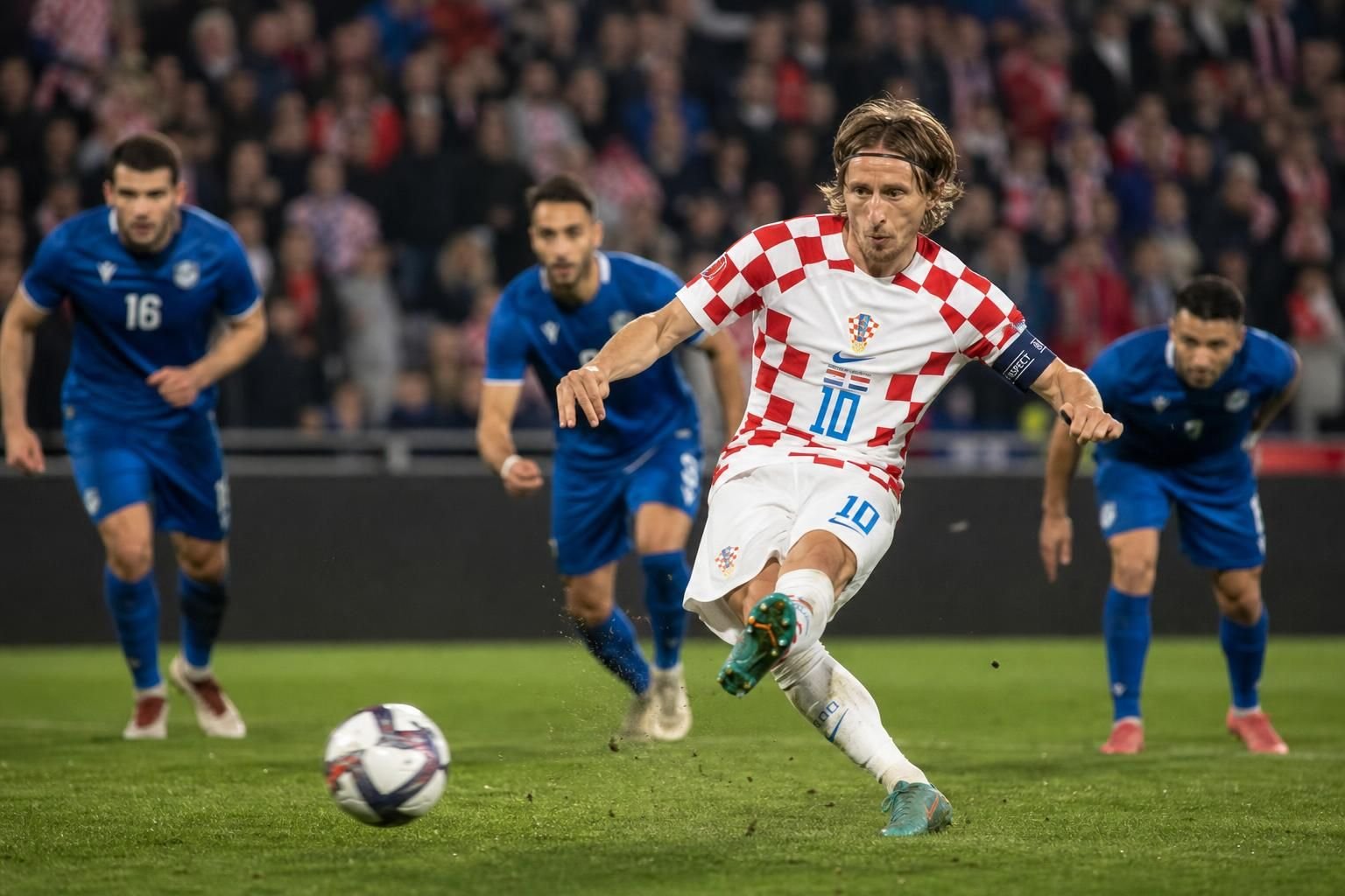 Luka Modric in actie voor Kroatië tijdens een internationale wedstrijd.