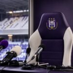 Lege persstoel in een paars-witte stadionomgeving bij de trainerszoektocht van Anderlecht