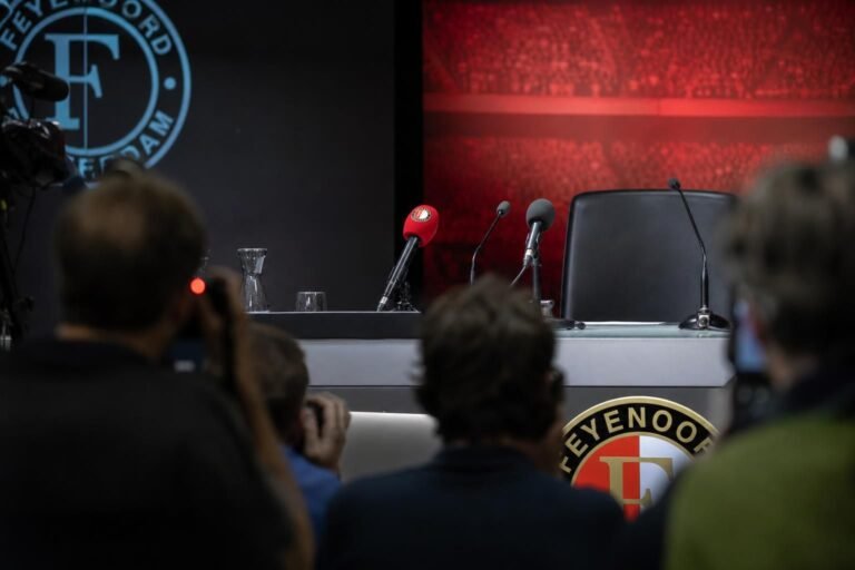 Gespannen persmoment bij Feyenoord na het ontslag van Robin van Persie