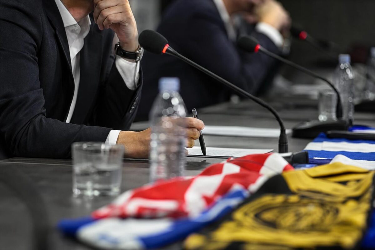 Gespannen voetbaloverleg over jeugdopleidingen en de strijd om jonge talenten.