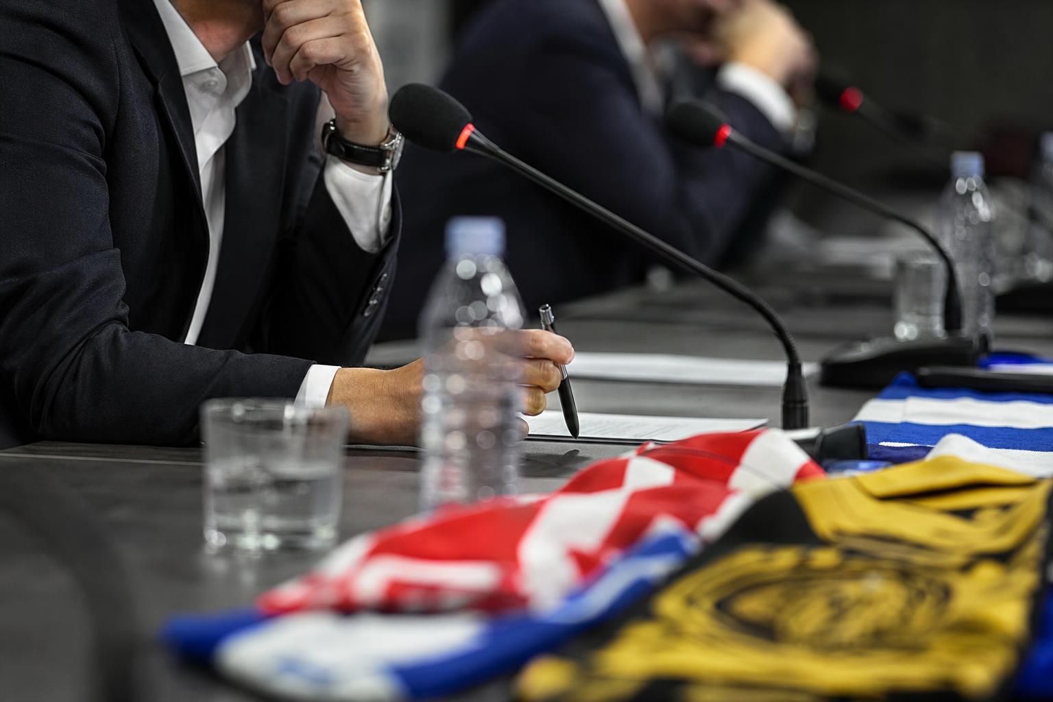 Gespannen voetbaloverleg over jeugdopleidingen en de strijd om jonge talenten.