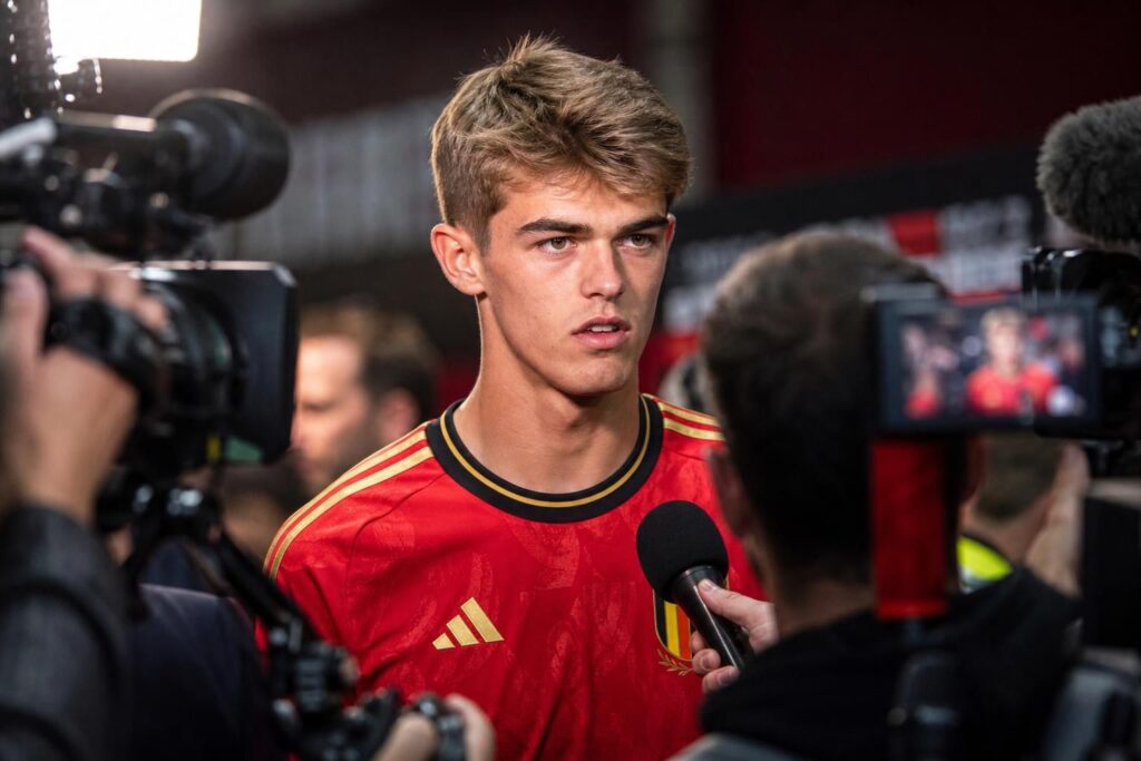 Charles De Ketelaere in een gespannen voetbalcontext rond transferinteresse en het WK met de Rode Duivels