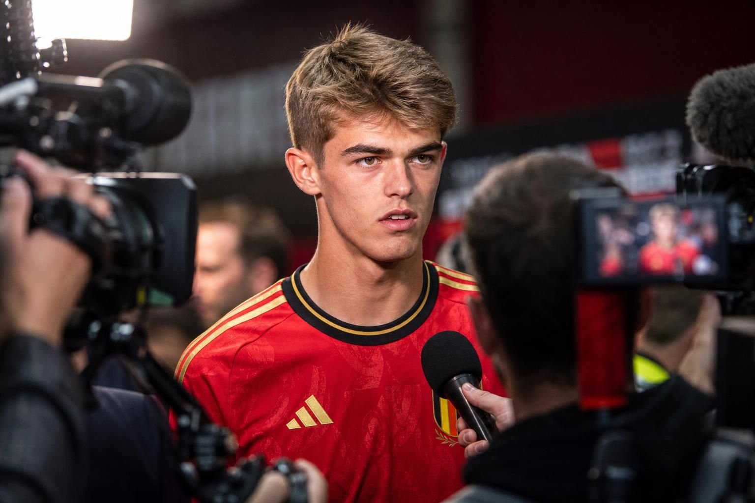 Charles De Ketelaere in een gespannen voetbalcontext rond transferinteresse en het WK met de Rode Duivels