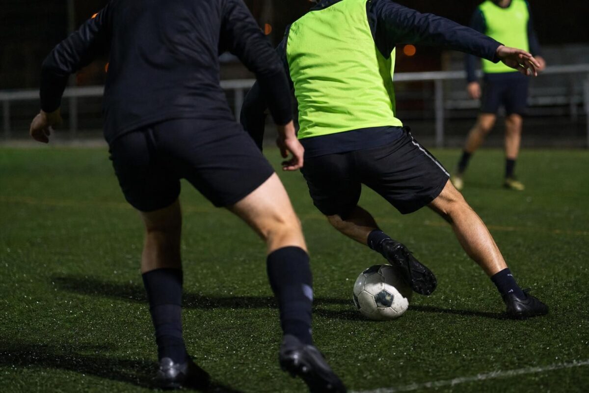 Sfeervol beeld van een zeven-tegen-zevenwedstrijd in een kleinschalige voetbalcompetitie zonder herkenbare gezichten.