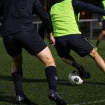 Sfeervol beeld van een zeven-tegen-zevenwedstrijd in een kleinschalige voetbalcompetitie zonder herkenbare gezichten.