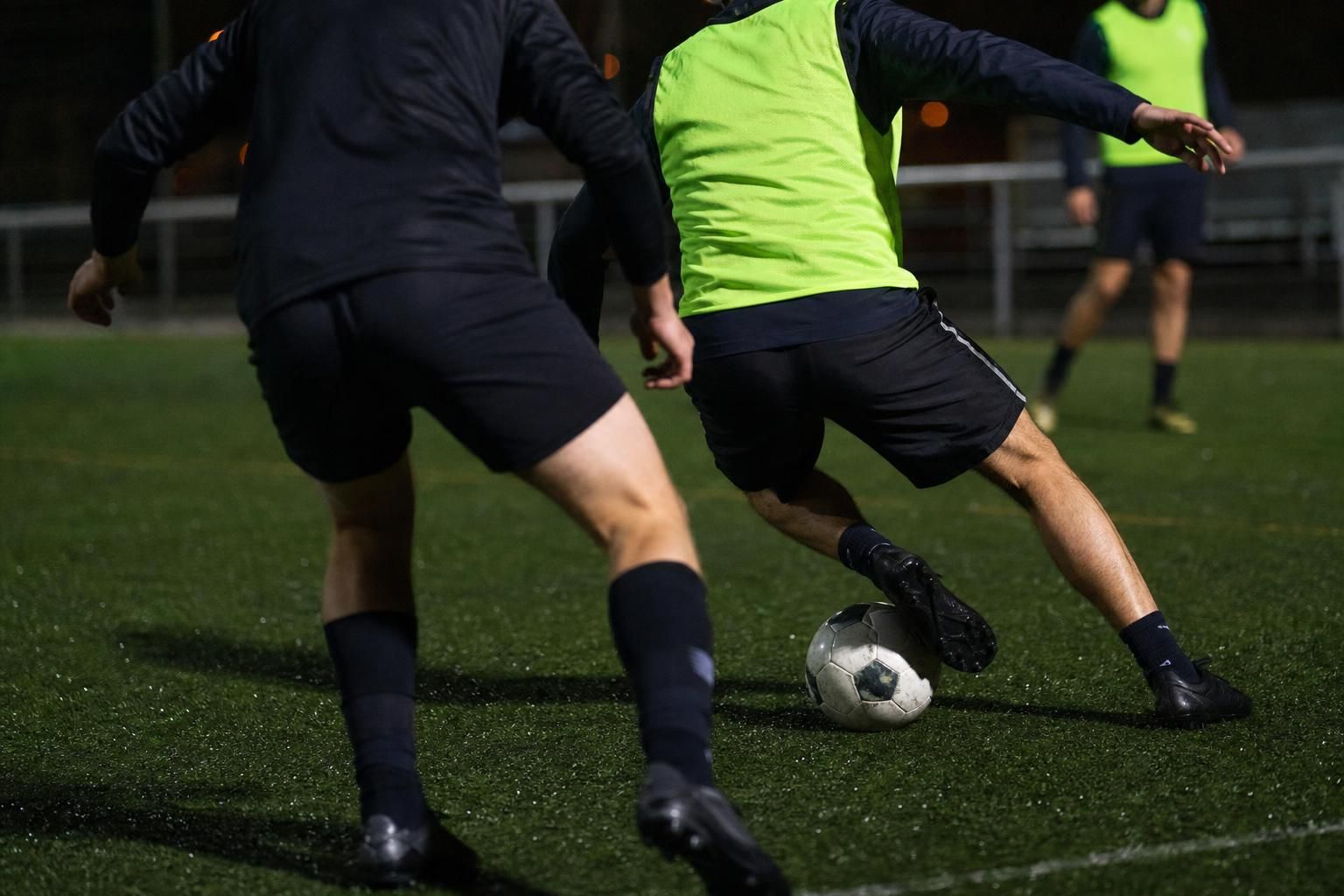 Sfeervol beeld van een zeven-tegen-zevenwedstrijd in een kleinschalige voetbalcompetitie zonder herkenbare gezichten.