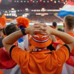 Oranje-supporters in een gespannen WK-sfeer rond een stadion