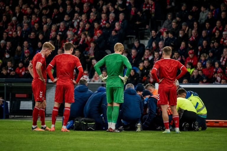 Gespannen stadionmoment tijdens een oefeninterland van Denemarken.