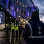 Transfercontext rond Tottenham Hotspur met stadionomgeving zonder herkenbare gezichten