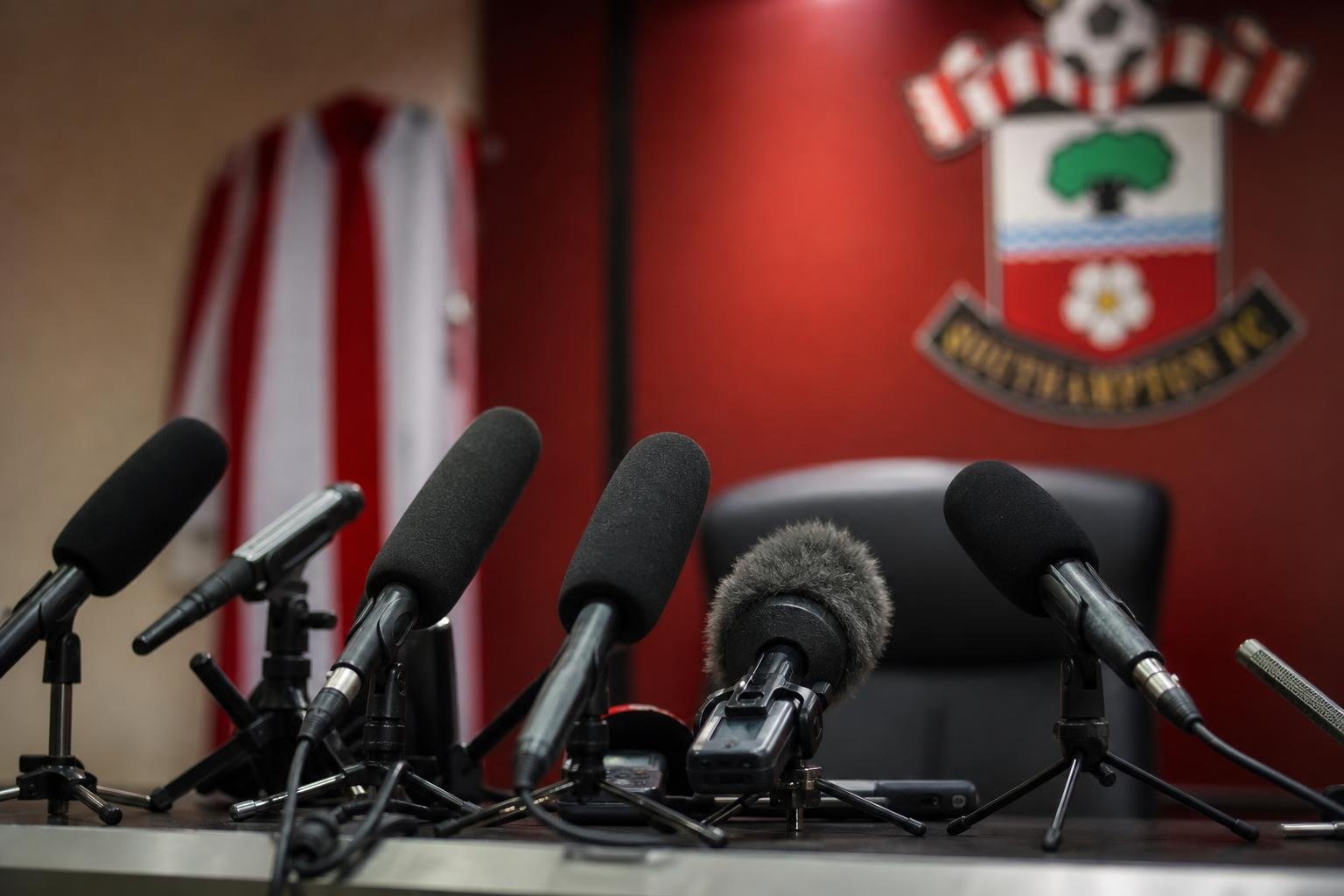 Gespannen voetbalpersruimte rond de spygate bij Southampton