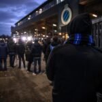 Transfergerichte sfeer rond Club Brugge met stadionomgeving en blauwe zwarte accenten zonder herkenbare gezichten