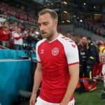 Christian Eriksen in een gespannen stadioncontext na het schrikmoment bij Denemarken - Oekraïne