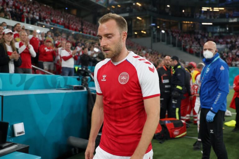 Christian Eriksen in een gespannen stadioncontext na het schrikmoment bij Denemarken - Oekraïne