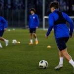 Jonge KRC Genk-spelers tijdens een trainingsmoment zonder herkenbare gezichten.