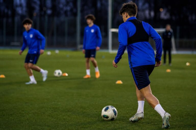 Jonge KRC Genk-spelers tijdens een trainingsmoment zonder herkenbare gezichten.
