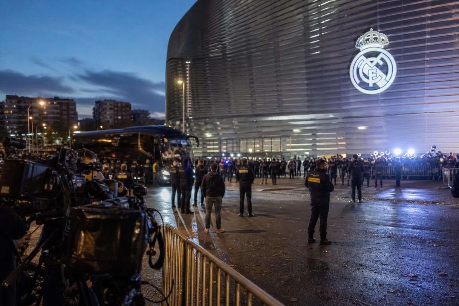 Transfercontext rond Julián Álvarez, met Real Madrid en Barcelona als rivalen in een mogelijk topdossier.