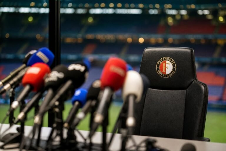 Perscontext in een voetbalstadion rond de trainerszoektocht van Feyenoord