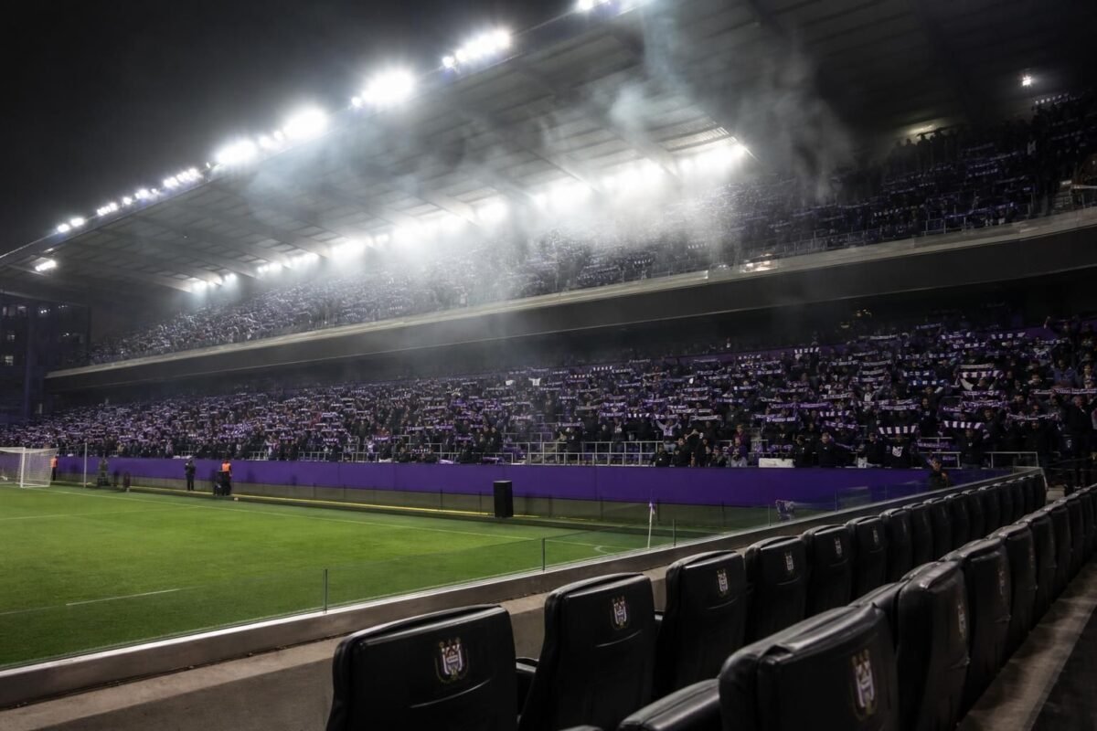 Gespannen sfeer rond RSC Anderlecht na opnieuw een moeilijk seizoen.
