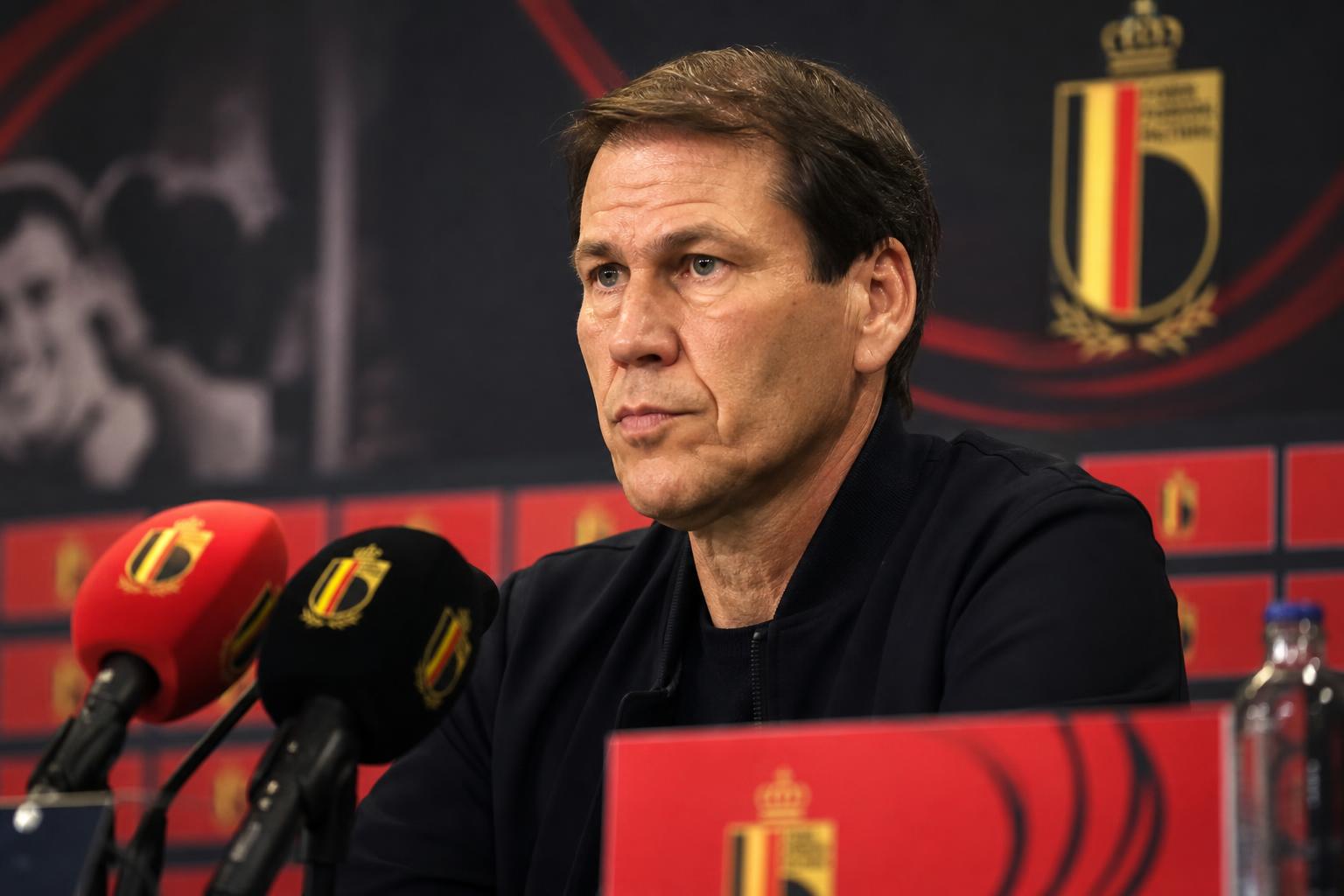 Rudi Garcia tijdens een gespannen persmoment van de Rode Duivels
