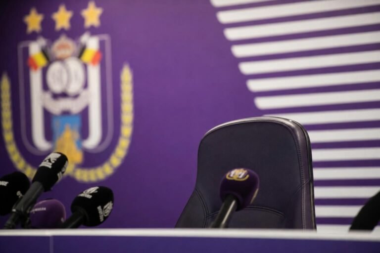 Spannende sfeer rond de zoektocht naar een nieuwe trainer bij RSC Anderlecht.