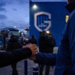 Transfercontext rond KRC Genk met een gespannen stadionomgeving zonder herkenbare gezichten