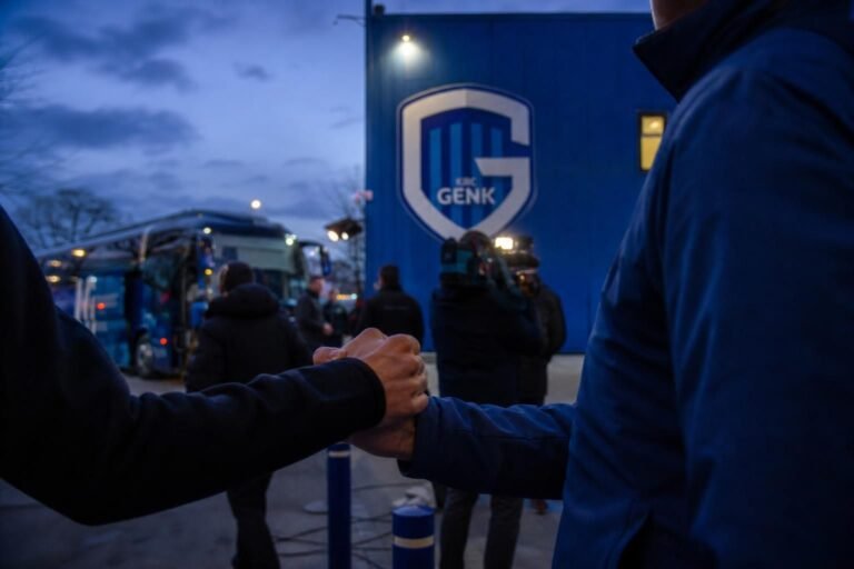Transfercontext rond KRC Genk met een gespannen stadionomgeving zonder herkenbare gezichten