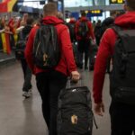 Supporters en luchthavencontext rond het vertrek van de Rode Duivels richting Seattle